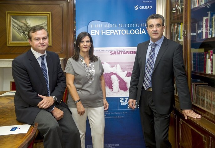 Imagen de Calleja, a la izquierda, en la presentación de un aula de hepatología