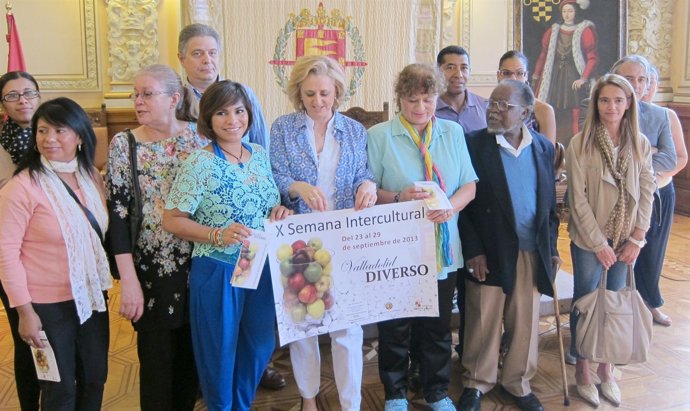 Foto de familia de la presentación de la X Semana Intercultural