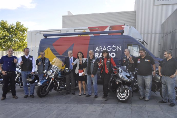 Moteros y organizadores de la I Ruta Motera de Aragón Radio.