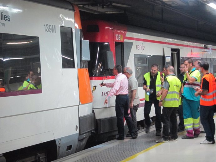 Dos trenes chocan en la estación de Sants de Barcelona