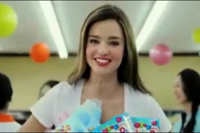 Miranda Kerr vuelve a Japón para anunciar esta vez detergente
