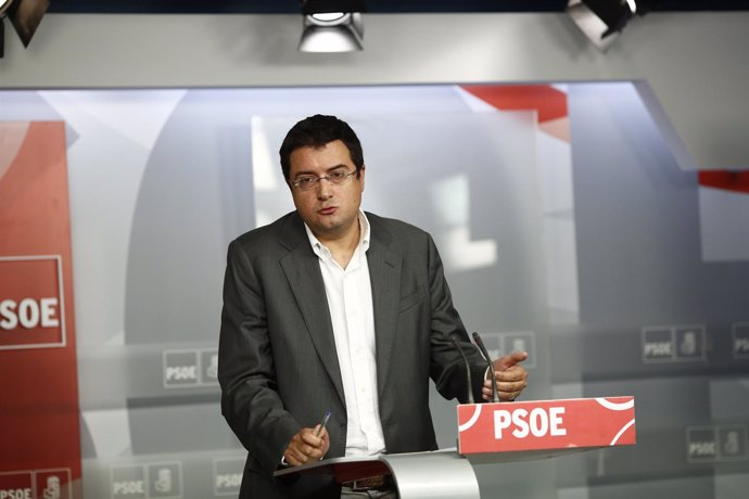 Óscar López en rueda de prensa en Ferraz