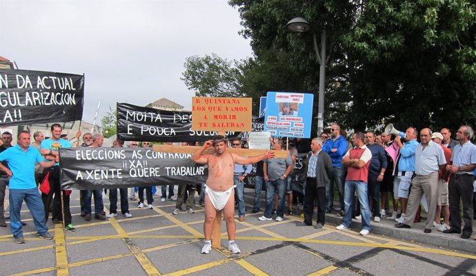 Protesta de la pesca de bajura ante la sede de la Xunta en Santiago