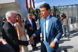 El presidente de la Comunidad de Madrid, Ignacio González, en la nueva bibliotec
