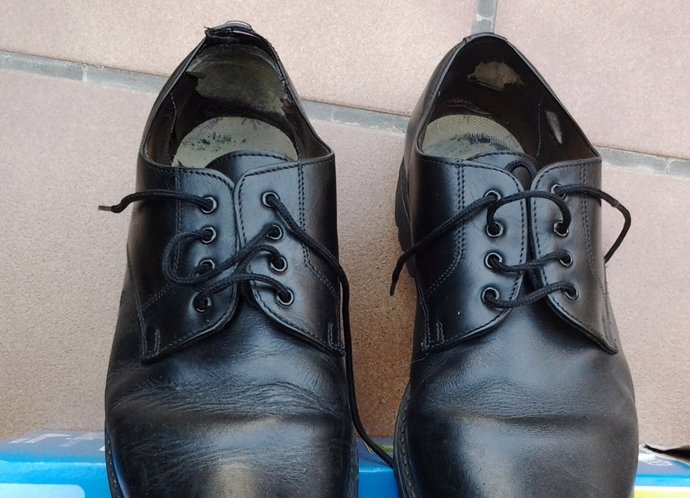 Zapatos desgastados de funcionarios de prisiones