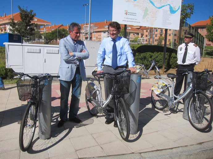 Mañueco (centro) visita la nueva base del servicio de préstamo de bicis