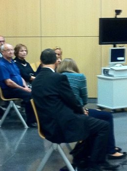 La acusada del accidente y su padre durante el juicio