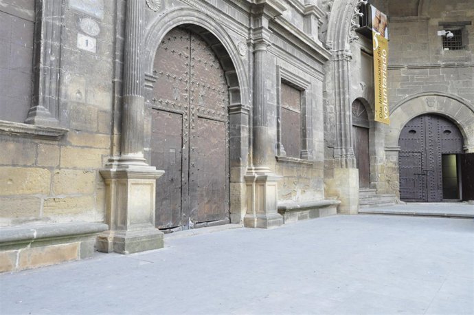 Puerta principal del Ayuntamiento de Alcañiz. 