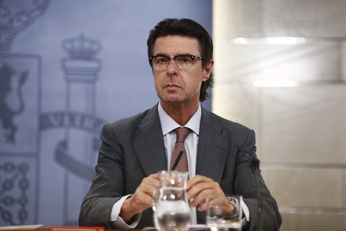 El ministro Soria tras el Consejo de Ministros