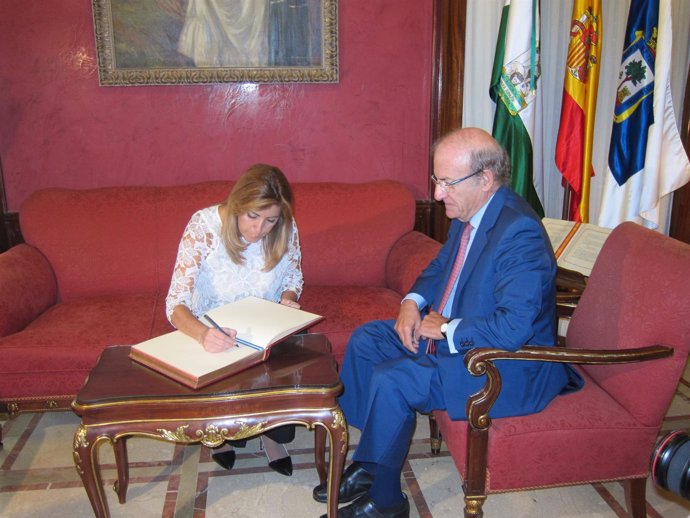 Susana Díaz, en el Ayuntamiento de Huelva con el alcalde
