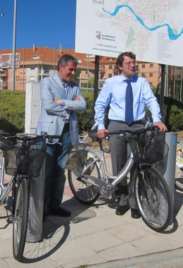 Alfonso Fernández Mañueco (derecha), junto al concejal de Medio Ambiente.
