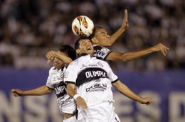 Jugadores del Olimpia disputando el balón en la final de la Libertadores 2013