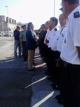 De Torre saluda al personal que actúa en rescate de inmigrantes en el Estrecho