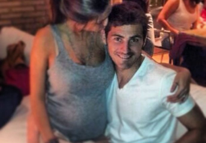 Iker muestra orgulloso la barriga de Sara