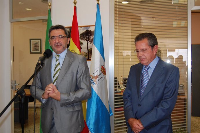 El Alcalde De Alcalá De Guadaíra, Antonio Gutiérrez Limones, Y Antonio Galadíe 