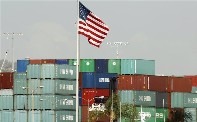 Un grupo de contenedores chinos en un terminal portuario de Los Angeles, EEUU, o