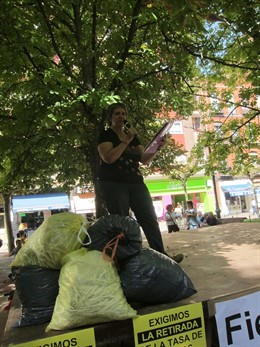 María José Larena lee el manifiesto del Día de la Fiesta Vecinal.