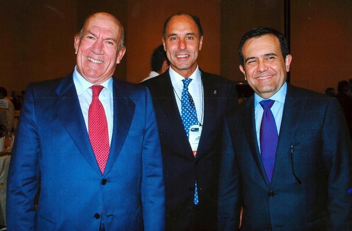 Diego con el ministro de Economía de México y un empresario de origen asturiano