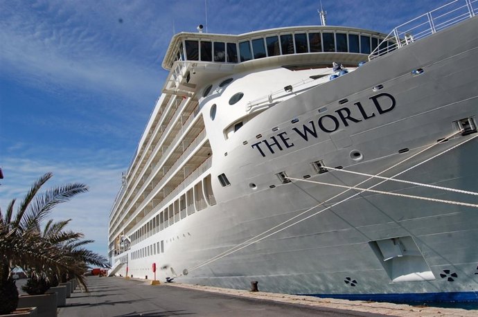 Crucero de lujo en el Puerto de Almería