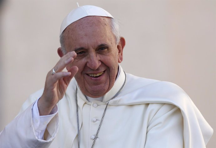 El Papa Francisco saluda a su llegada a la audiencia general de los miércoles en