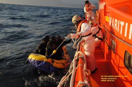 Imagen del rescate de los inmigrantes de una patera en Tarifa (Cádiz)