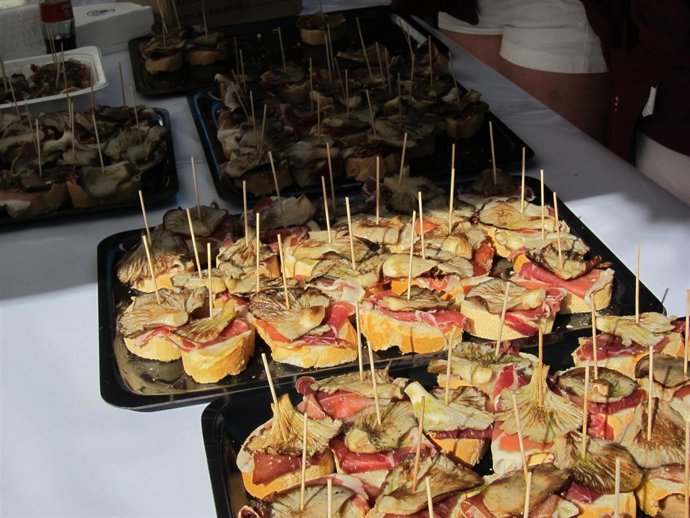 El Espolón acoge la V edición de la actividad 'De pinchos y de vinos'