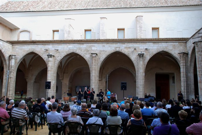 Una actuación del Aplec de Música Tradicional en el Centre del Carme