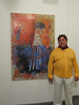 Manuel Mirón con su obra ganadora 'Morucho al temple'