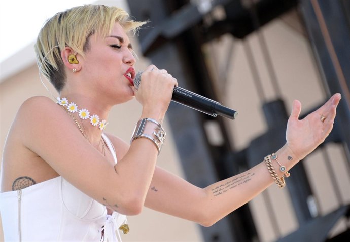 Miley en medio de la actuación