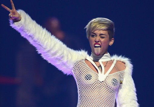 LAS VEGAS, NV - SEPTEMBER 21:  Entertainer <strong>Miley Cyrus</strong> performs onstage during t
