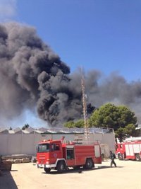 El incendio de la cubierta del recinto ferial de Ifepa está controlado y no se han producido daños personales
