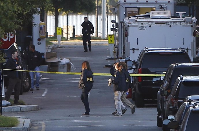 Un grupo de investigadores trabaja en la escena de un tiroteo en Washington, sep