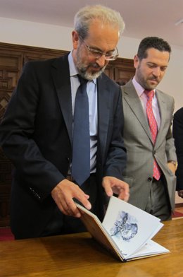 El rector de la USAL con un libro de Fray Luis de León