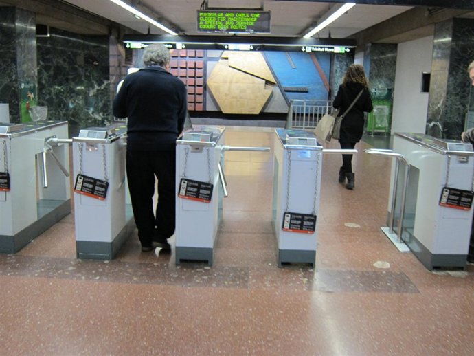 Gente Entrando En El Metro De Barcelona