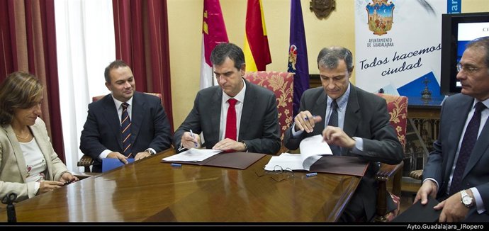 Firma de contrato entre Ayuntamiento y SUPERA
