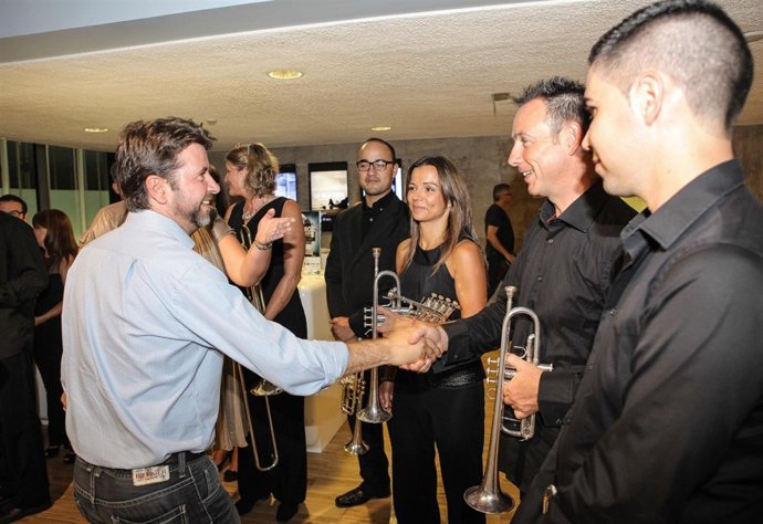 Alonso saluda a los músicos de la OST