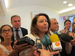 Carmen Crespo hace declaraciones a los medios de comunicación en Almería