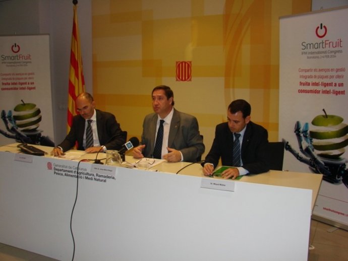 J.M.Pelegrí (centro) con J.Bort (Prodeca) y el dtor gral de Agricultura M.Molins