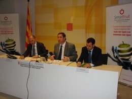 J.M.Pelegrí (centro) con J.Bort (Prodeca) y el dtor gral de Agricultura M.Molins