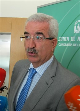 El consejero de Presidencia, Manuel Jiménez Barrios, atiende a los medios 