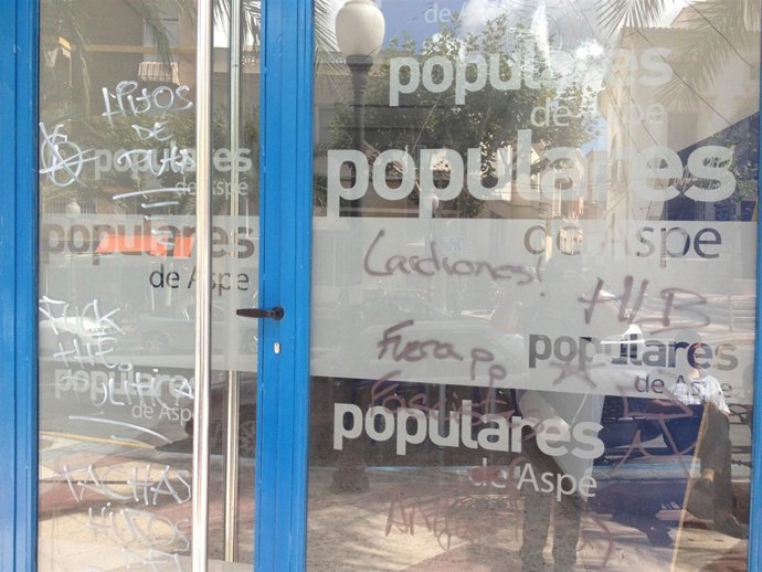 Pintadas aparecidas en la sede del PP de Aspe (Alicante)