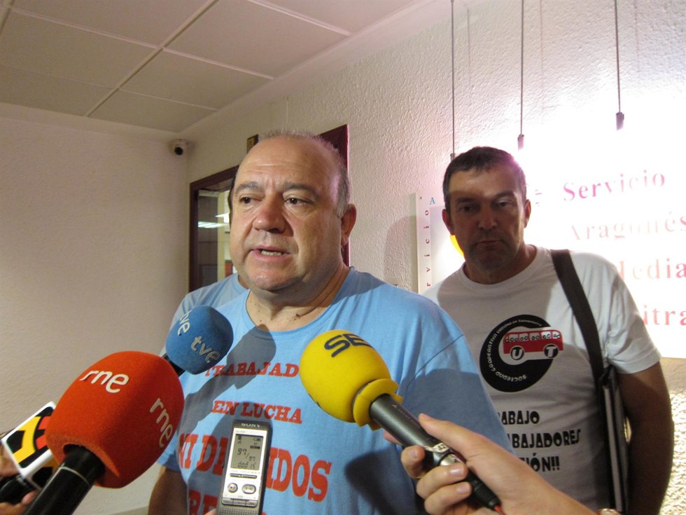 Presidente del comité de empresa de AUZ, Javier Anadón, atendiendo a los medios