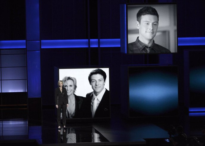 Jane Lynch en homenaje Emmy a Cory Monteiht