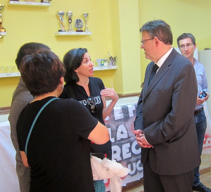 Ximo Puig con representantes de Ampas de Torrefiel