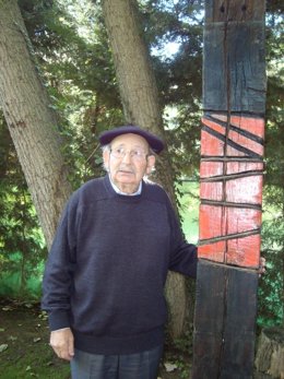 Agustín Ibarrola, junto a una de sus traviesas