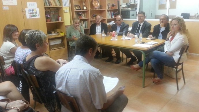 Puig y otros socialistas con representantes de Ampas de Torrefiel 