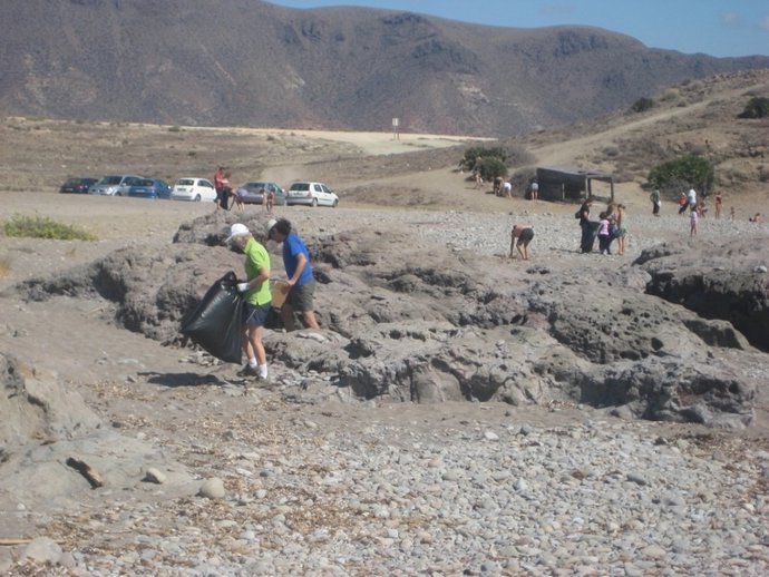 Voluntarios ambientales recogen 150 kilos de basura en Los Escullos 