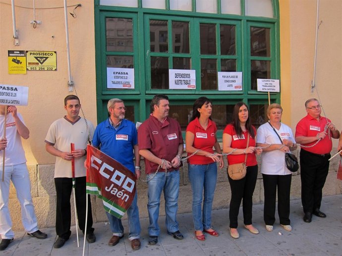 Extrabajadores de la cafetería de la estación protestan encadenados