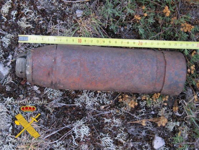 Imagen del proyectil desactivado por la Guardia Civil en Busdongo (León).