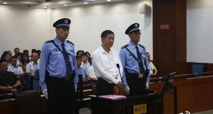 El ex funcionario chino Bo Xilai comparece ante una corte en la ciudad de Jinan.